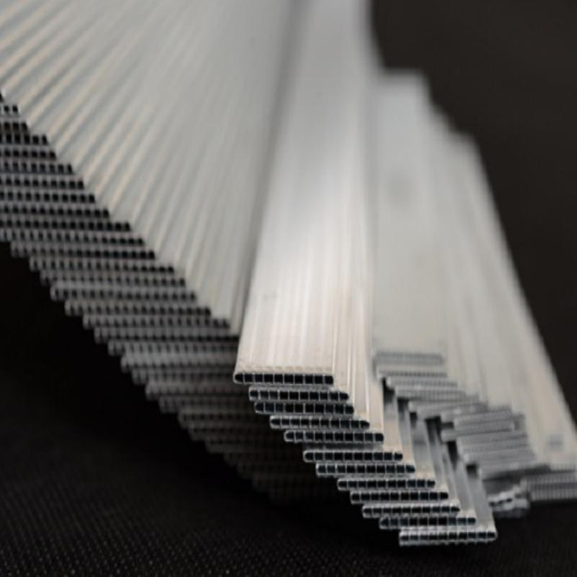 Tube plat à micro-canaux en aluminium